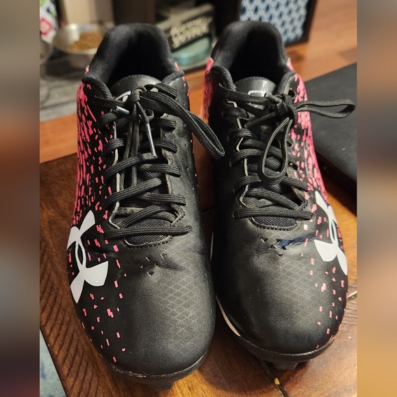 Under Armour Size 5.5Y/W7 Softall Spikes - Picture 1 of 4